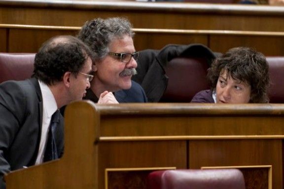 Esl tres independentistes al seus escons de Madrid.