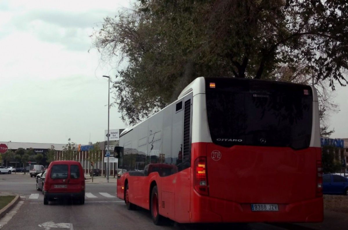 Un autobús llançadora fent el trajecte per Sabadell