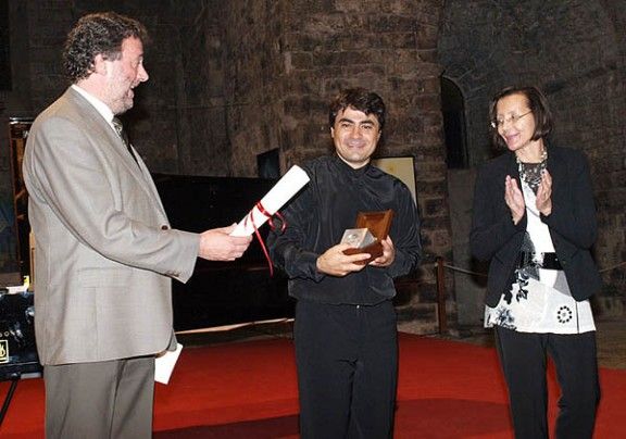 Montserrat Tura entrega la medalla Albéniz a Gustavo Díaz-Jerez.