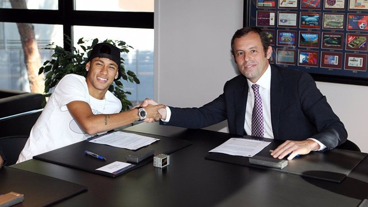 Neymar i Sandro Rosell formalitzant el contracte del brasiler