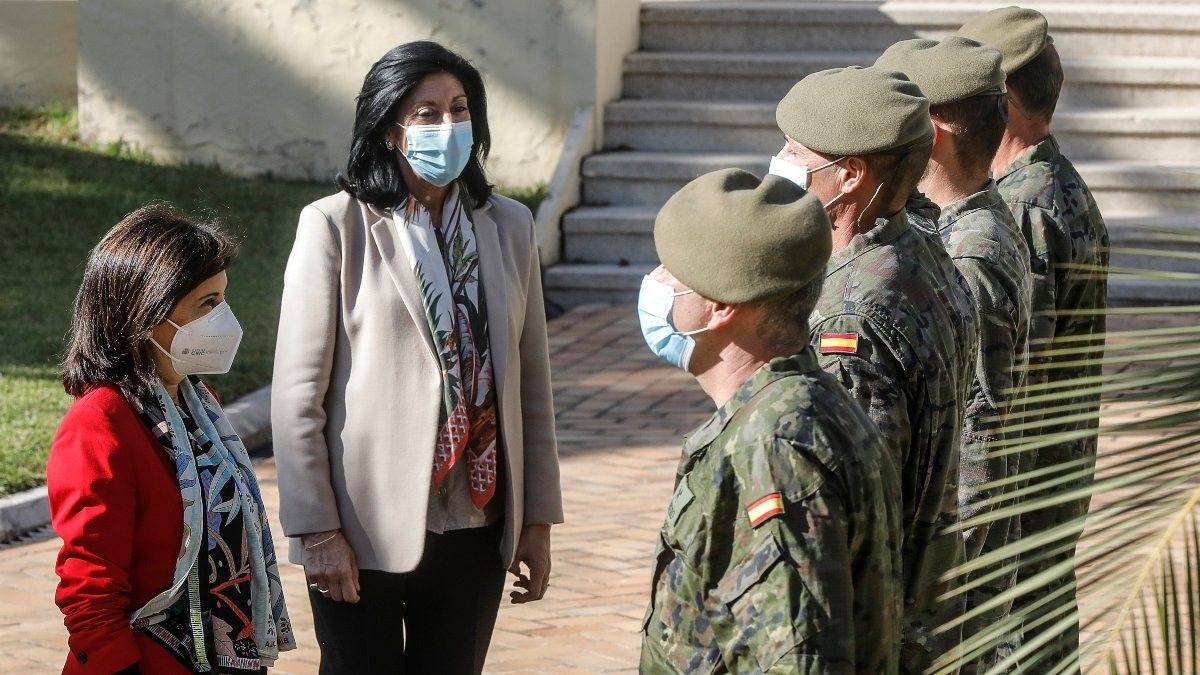 La ministra de Defensa, Margarita Robles, amb la directora del CNI, Esperanza Casteleiro, i un grup de militars