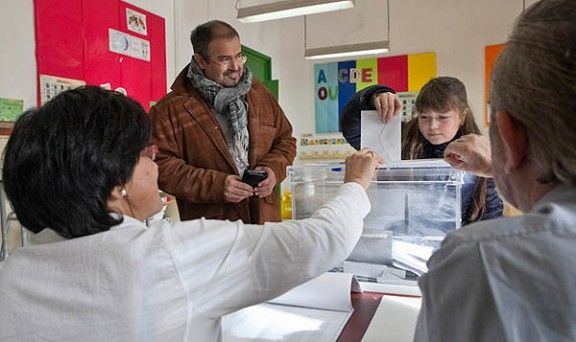 Una nena diposita el vot del seu pare en un col·legi electoral de Ripoll.