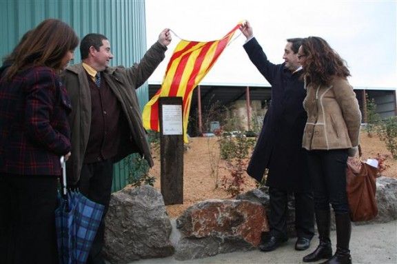 El conseller d'Agricultura, Josep M. Pelegrí, i el president de Biogàs Mas Bes (esquerra), destapen la placa d'inauguració de la planta de biogàs.