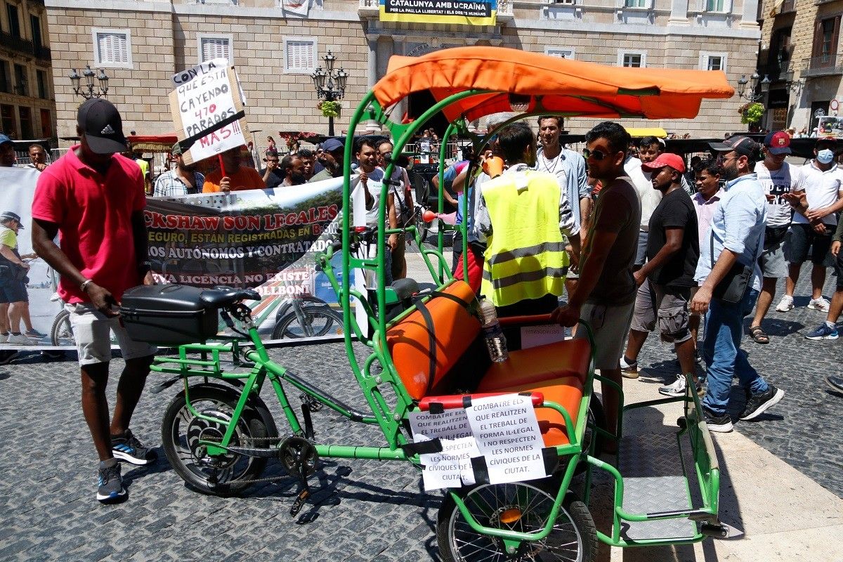 Els bicitaxistes mobilitzats a la plaça de Sant Jaume.