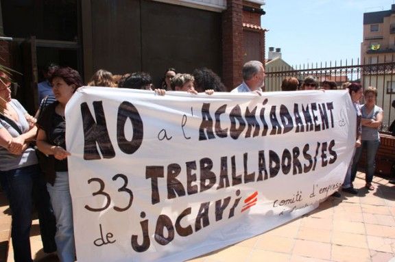 Una cinquantena de treballadors de Jocavi d'Arbúcies s'han concentrat aquest migdia a les portes de la fàbrica per reclamar que es retiri l'ERO 