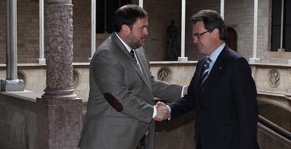 Oriol Junqueras (ERC) conversa amb el president Artur Mas.