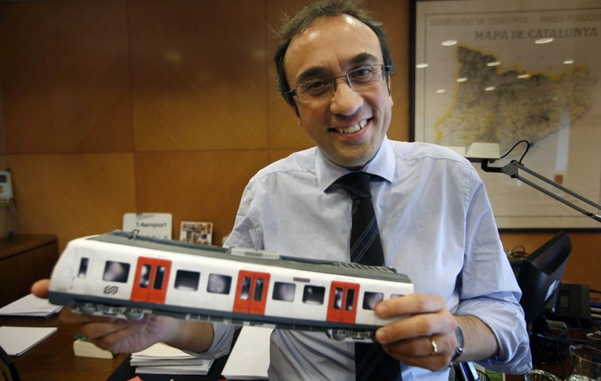 Josep Rull al despatx de Territori i Sostenibilitat a Barcelona amb una maqueta d'un tren fels FGC