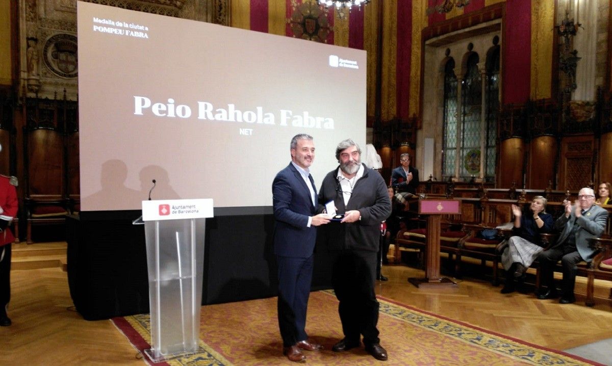 El net de Pompeu Fabra rep la medalla de la ciutat de Barcelona en el seu nom. de mans de Jaume Collboni
