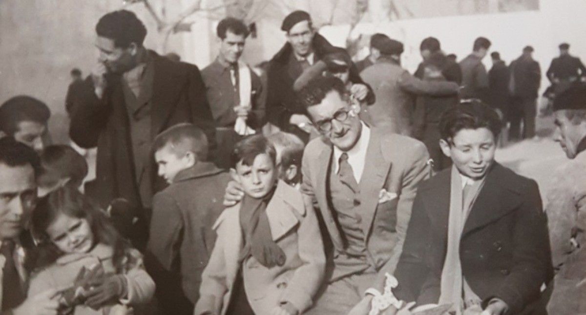Francesc Surroca, amb els seus dos fills, Jordi i Àngel, a la presó de Girona, a Salt, el dia de Reis de 1943.