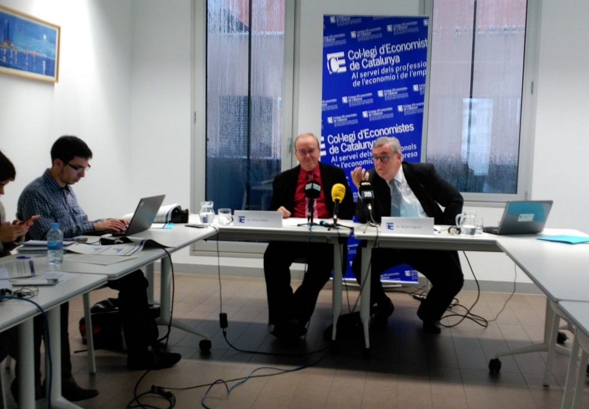 El degà del Col·legi d'Economistes, Anton Gasol, i Xavier Segura, en l'acte d'avui al CEC.