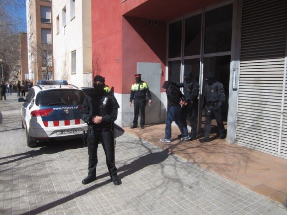 Moment en què el detingut de Sabadell surt de l'edifici