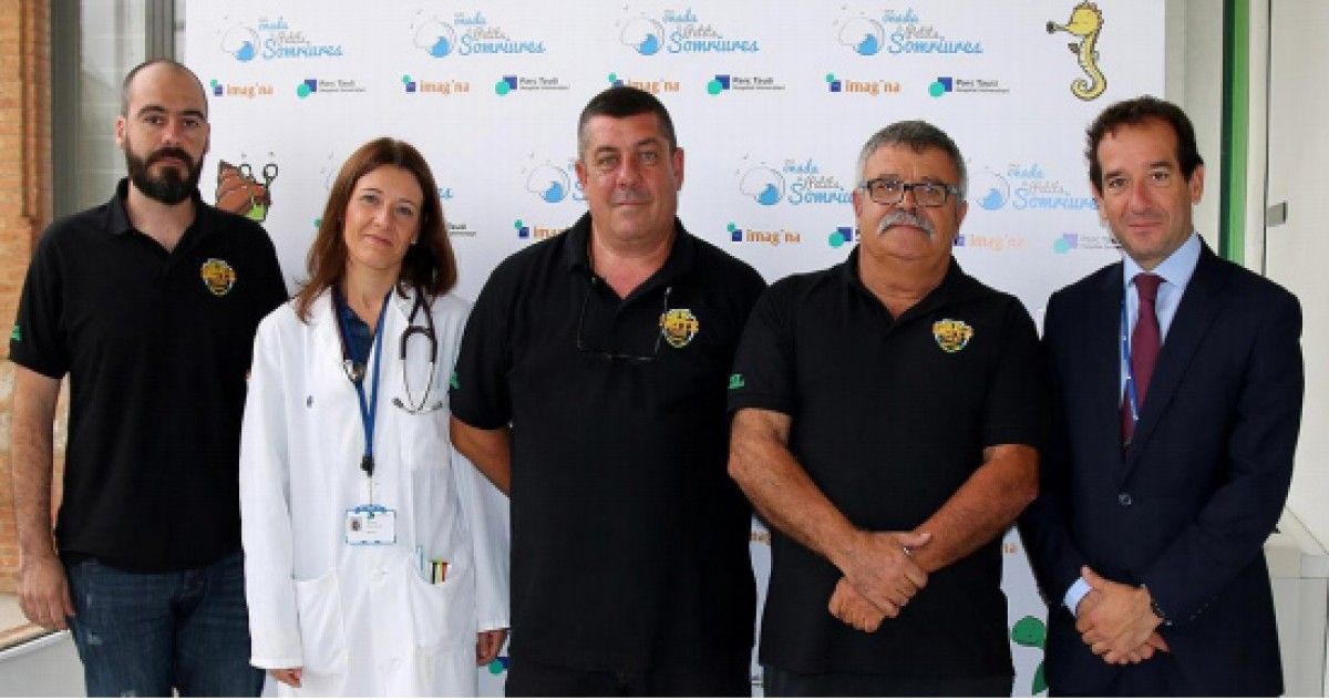 Els representants d'Elite Taxi Sabadell i del Taulí rebent la donació