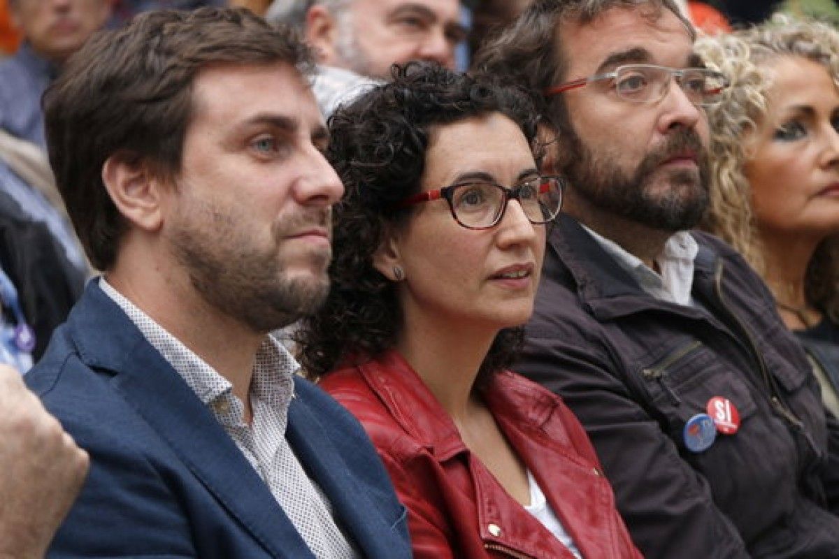 La secretària general d'ERC, Marta Rovira, el conseller de Salut, Toni Comín, i el portaveu d'ERC a Sabadell, Juli Fernández, al míting dels republicans a Mollet del Vallès