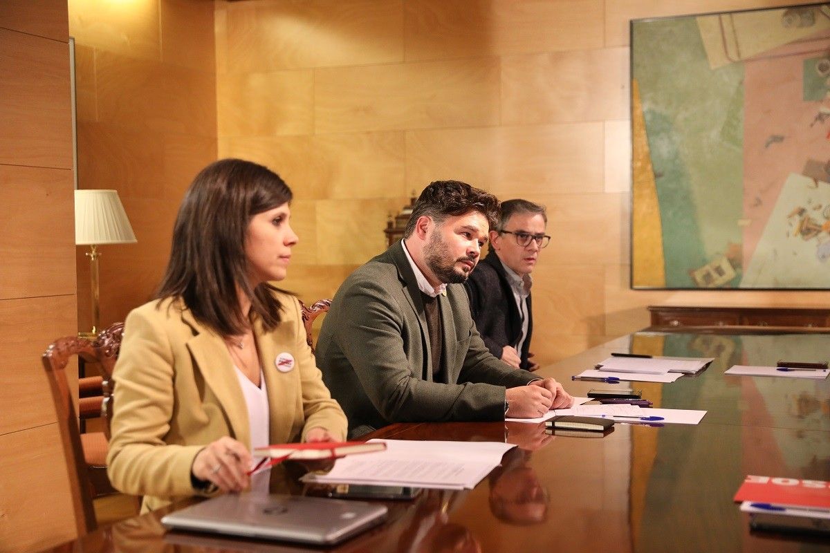 Gabriel Rufián, amb Marta Vilalta i Josep Maria Jové, durant la reunió amb el PSOE la setmana passada