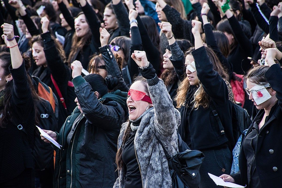 L'himne feminista «El violador ets tu», representat a Barcelona