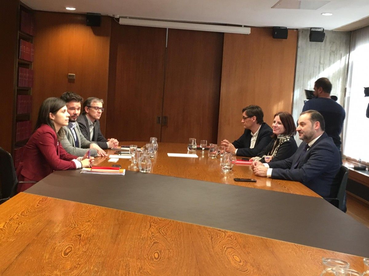 Els equips negociadors del PSOE i ERC reunits aquest dimarts a l'AMB