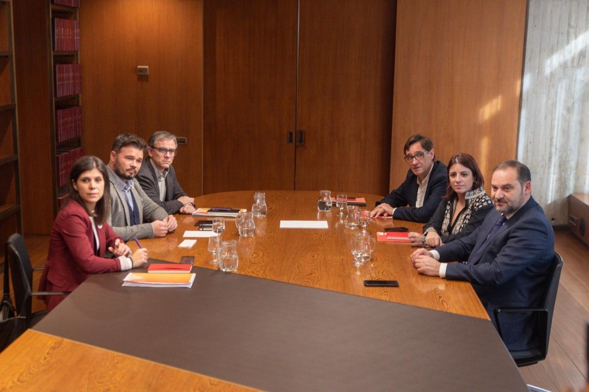 Els equips negociadors del PSOE i ERC reunits.