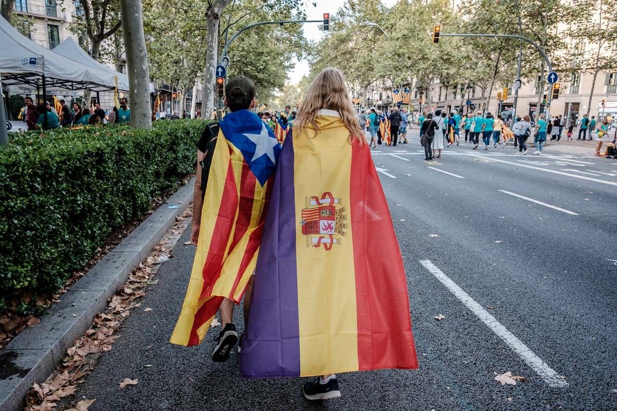 Dos manifestants de la Diada, amb una bandera independentista i una de republicana espanyola.