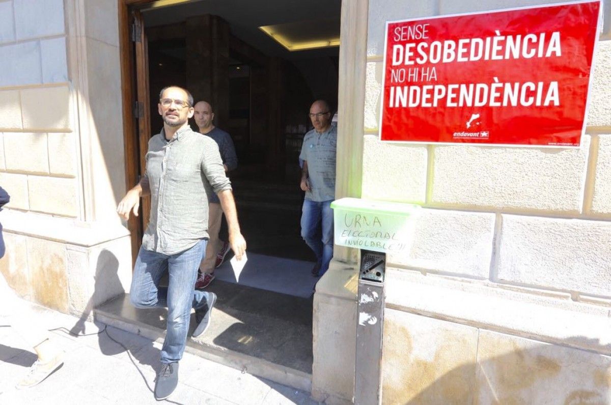 L'alcalde Maties Serracant sortint de l'Ajuntament de Sabadell