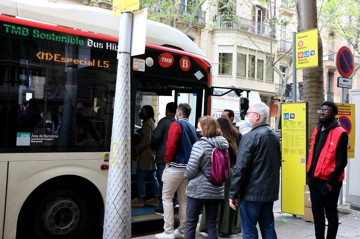 Un autobús de TMB en una parada a Barcelona.