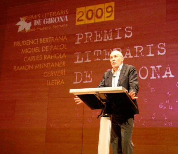 El guanyador del 42è Premi Prudenci Bertrana, Màrius Carol, durant la cerimònia d´aquest dijous al vespre a Girona