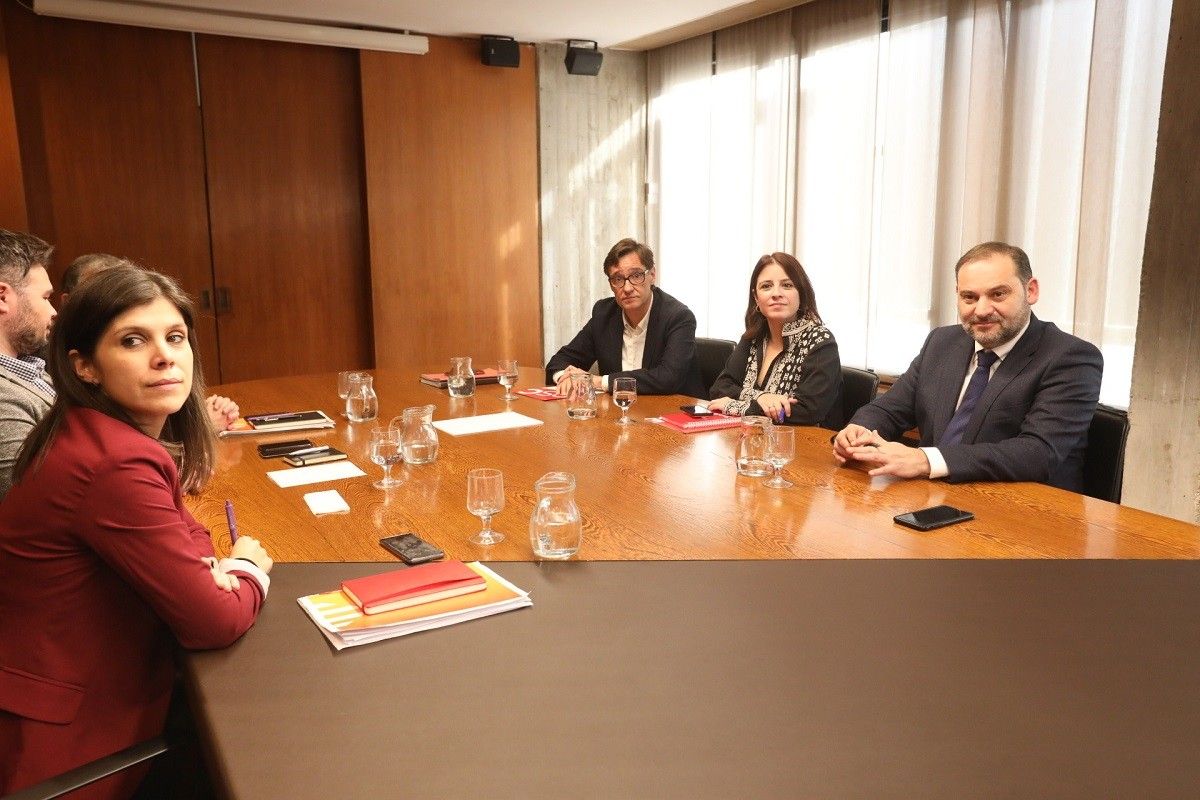Els equips negociadors del PSOE i ERC reunits aquest dimarts a l'AMB