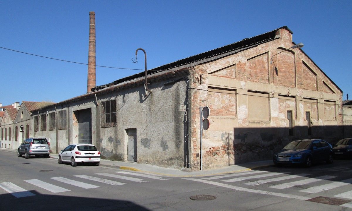 La fàbrica Llagostera-Sampere amb la xemaneia de fons