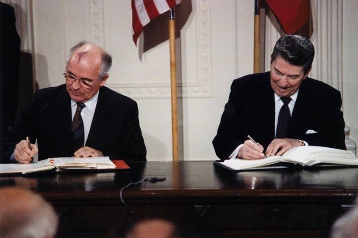 Mikhaïl Gorbatxov en una cimera amb Ronald Reagan