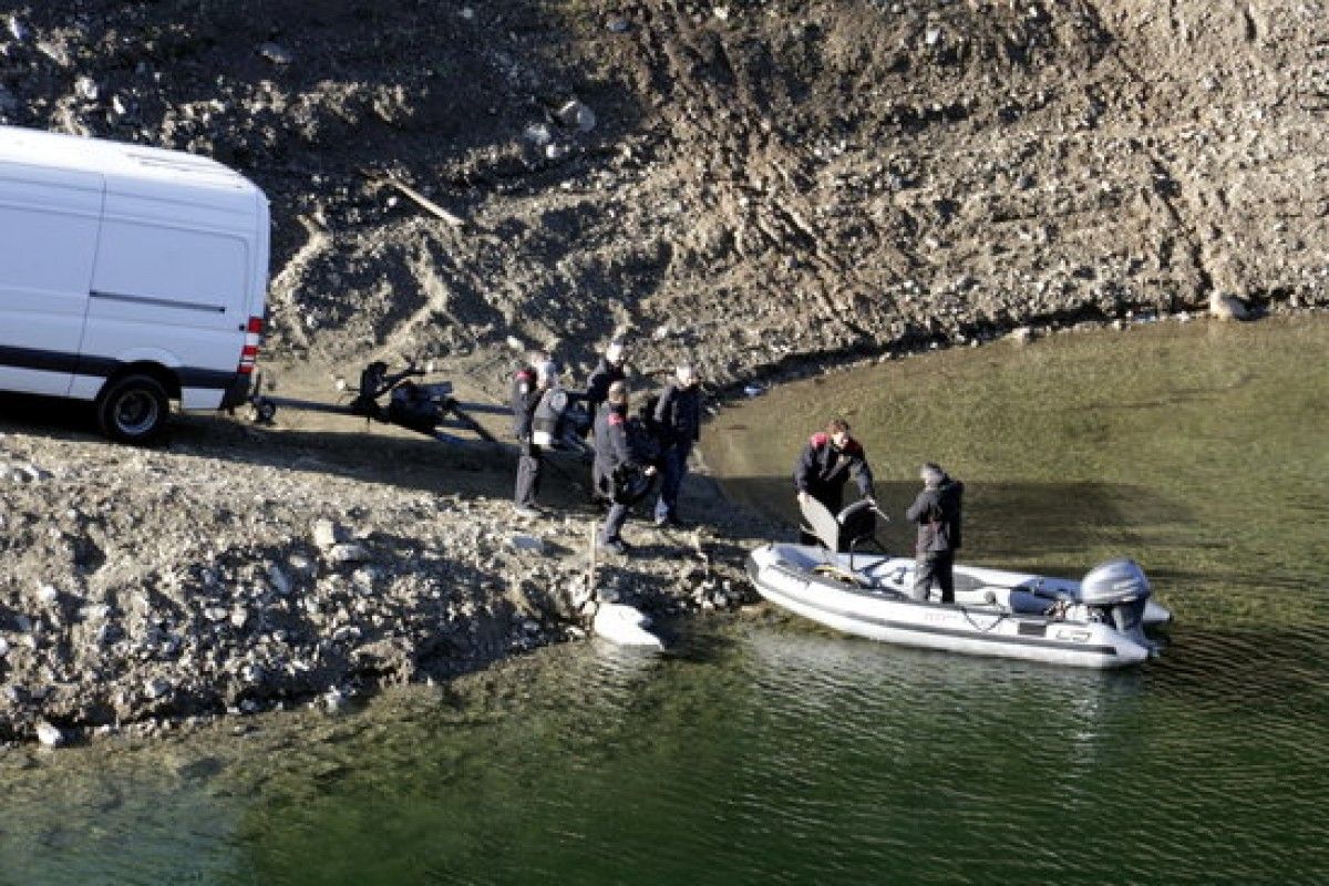 Els Mossos pujant un maniquí a la barca a Susqueda