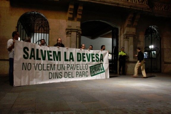 Ciutadans de Girona, demanant la retirada del projecte del pavelló de la Devesa
