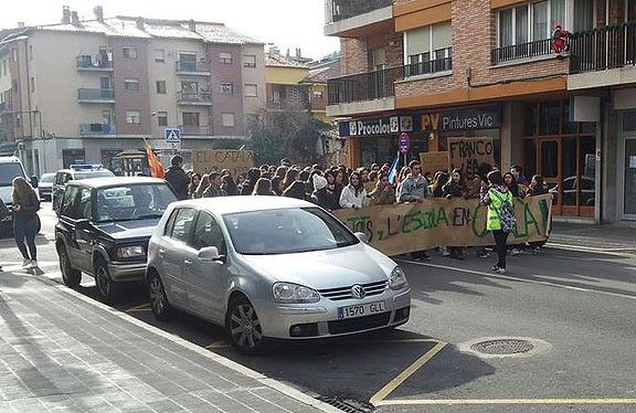 Manifestació dels estudiants de l'IES Abat Oliba pel català a l'escola.