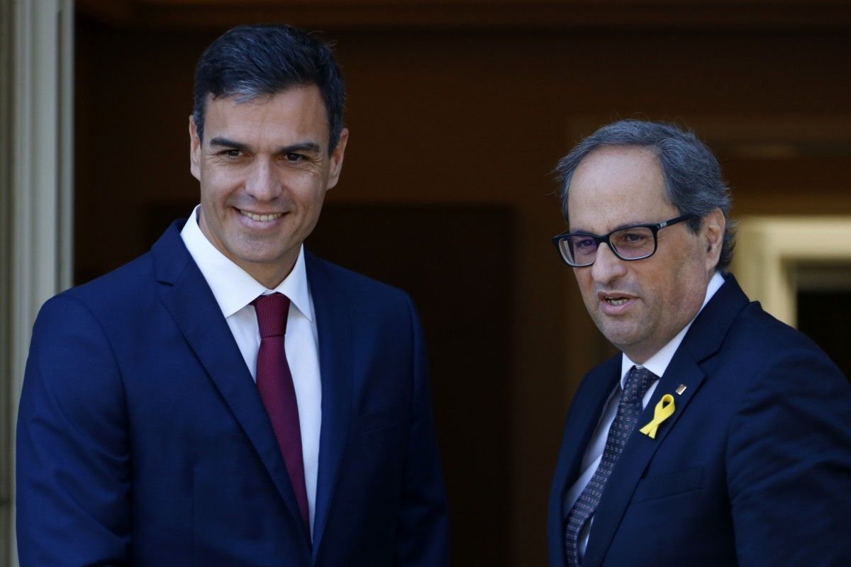 Pedro Sánchez i Quim Torra a l'entrada de la Moncloa en la primera reunió que van tenir com a presidents