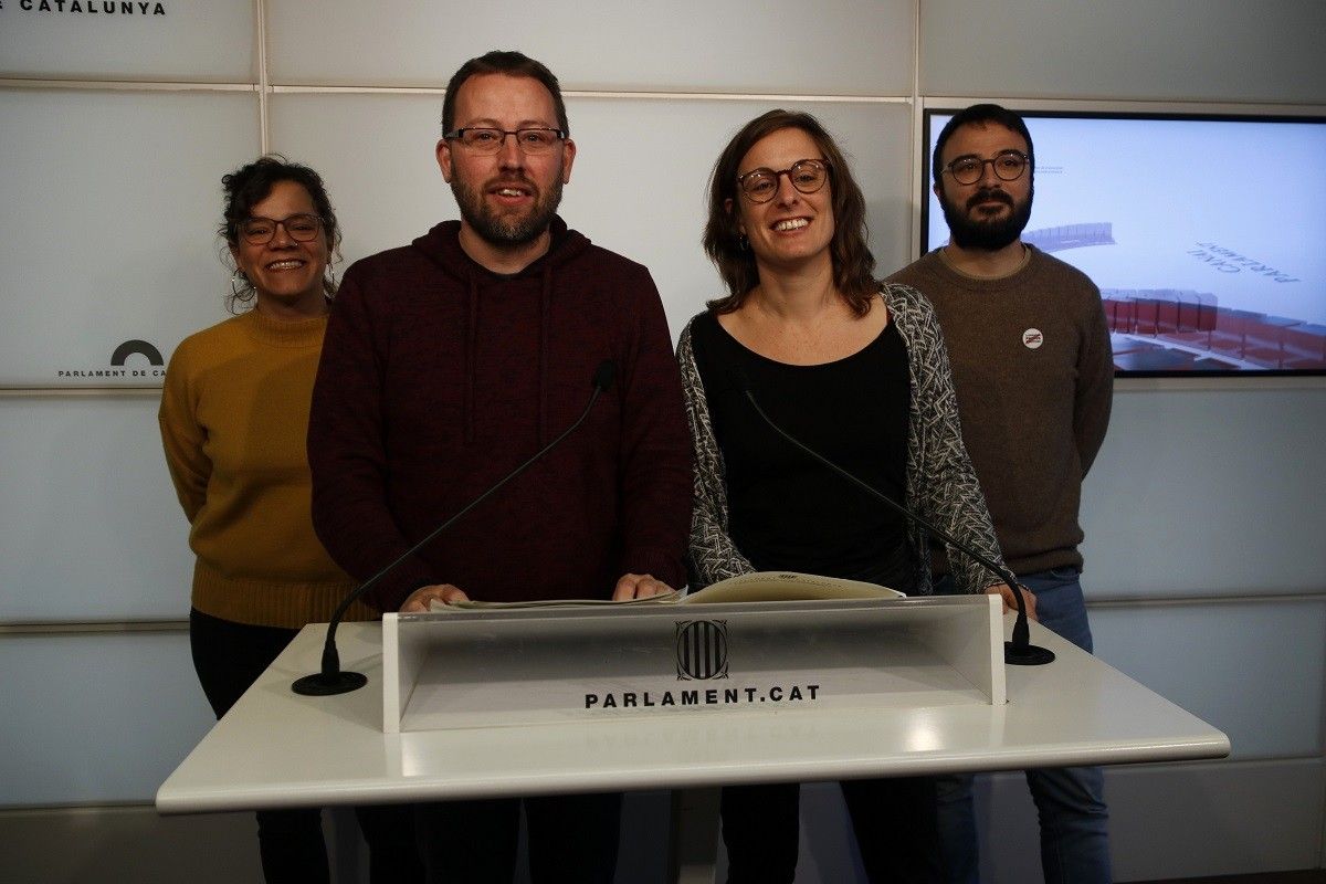 Vidal Aragonès i Mireia Vehí, amb Natàlia Sánchez i Albert Botran aquest dimarts al Parlament