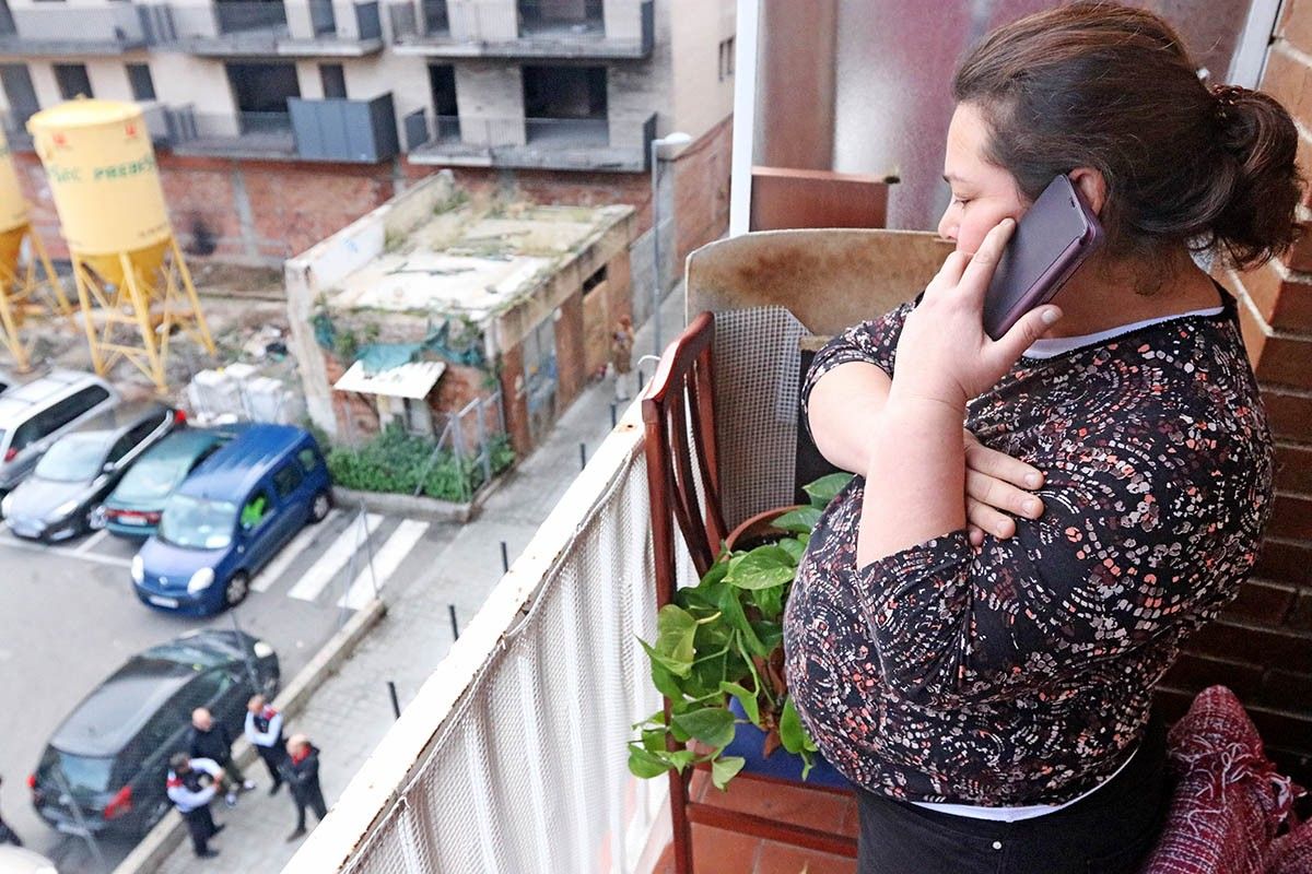 Nohemy Martínez, al balcó de casa seva mentre observa els Mossos