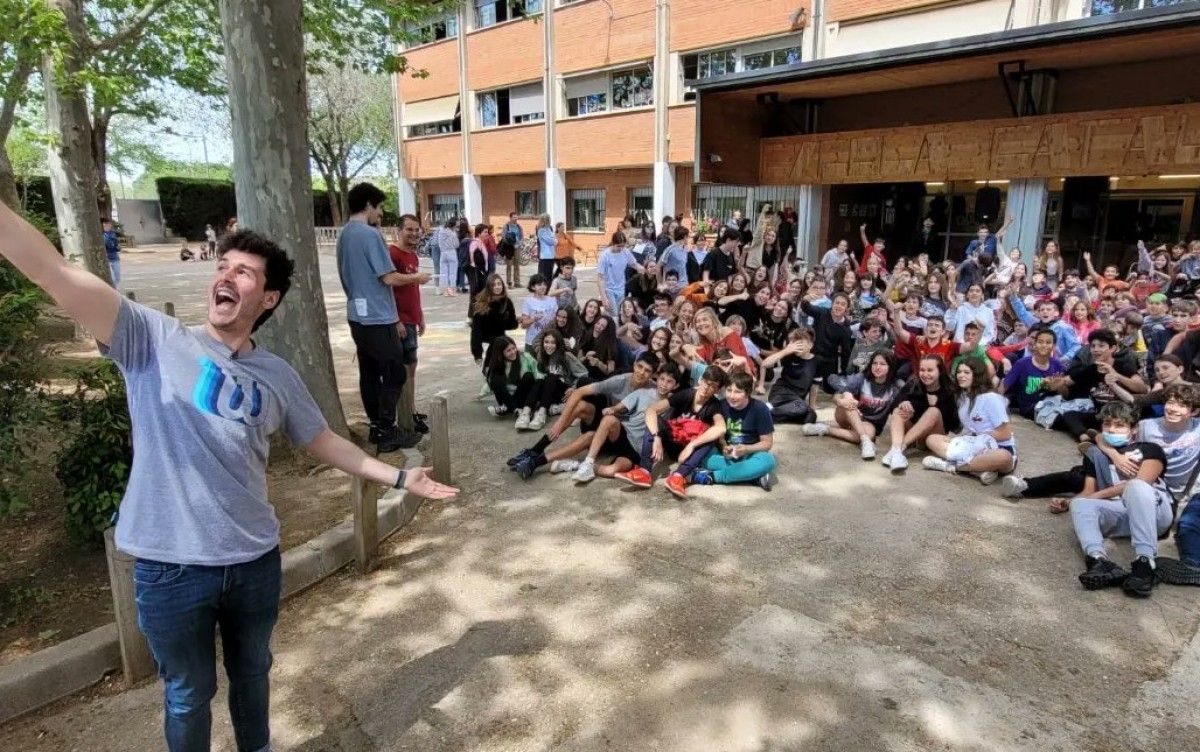 Miki Núñez fent-se una foto amb els alumnes de l'Institut-Escola Catalunya