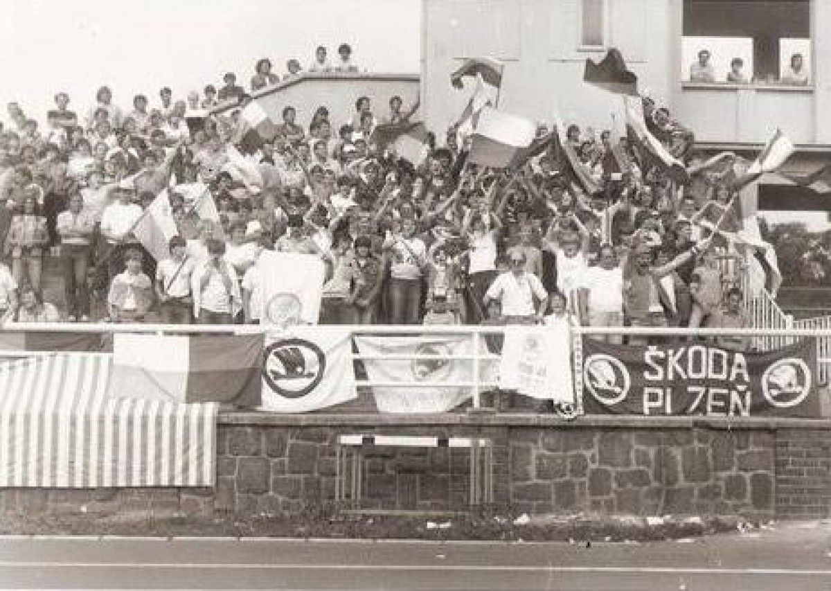 Afeccionats de l’Škoda de Plzeň durat un partit de 1986 encara durant la Txecoslovàquia comunista