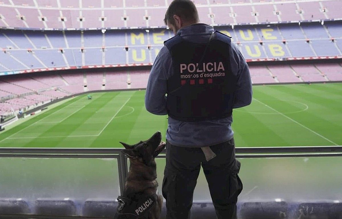 Un mosso rastrejant el Camp Nou hores abans del Clàssic