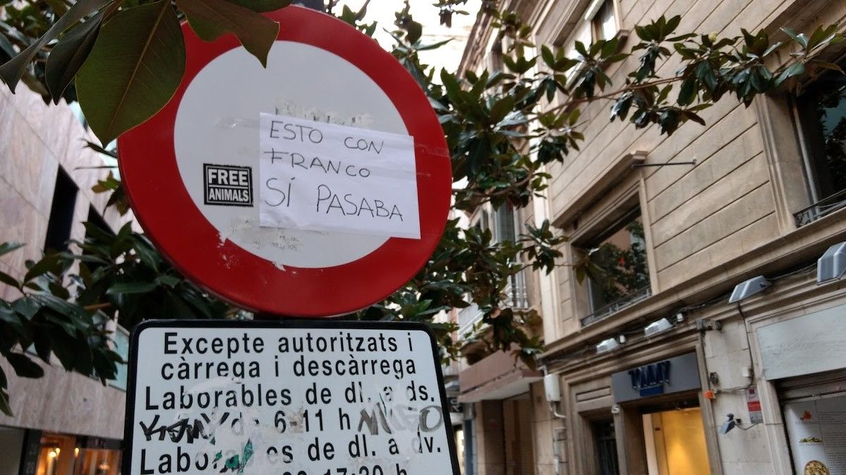 Un cartell sobre un senyal al carrer Gràcia de Sabadell