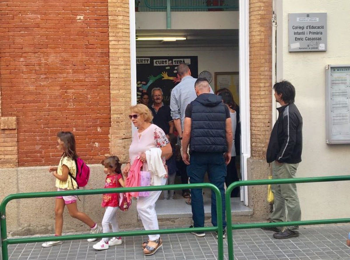 Dos agents dels Mossos de paisà accedint a l'escola Enric Casassas de Sabadell aquest dimarts