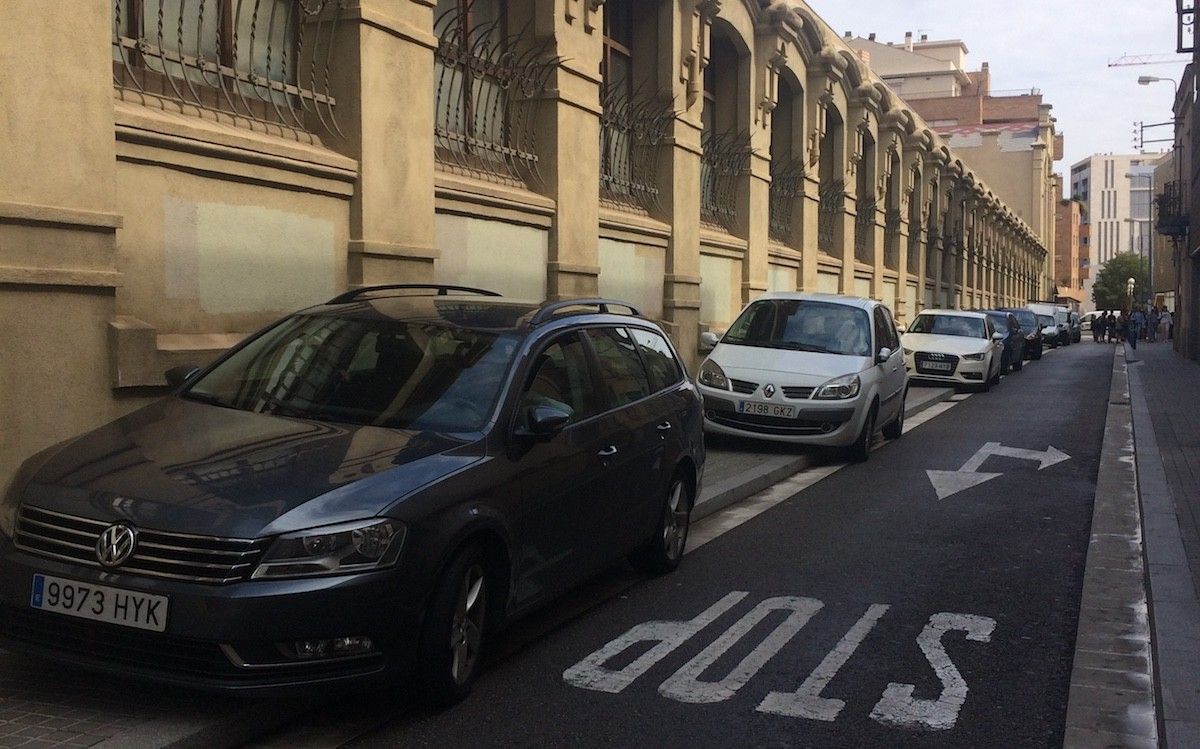 Cotxes aparcats a la vorera al carrer Jardí