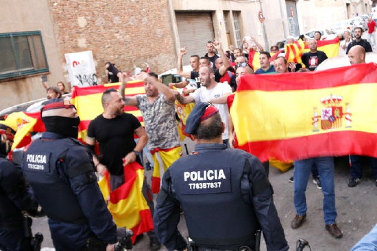 Els manifestants amb banderes espanyoles acordonats pels Mossos que ha boicotejat l'acte d'ERC a Ripollet