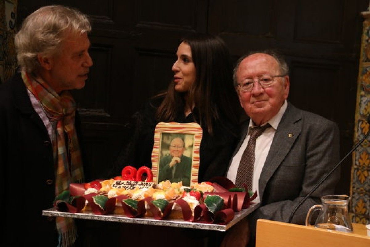 Joan Francesc Mira amb el pastís d'aniversari amb què se l'ha obsequiat. 