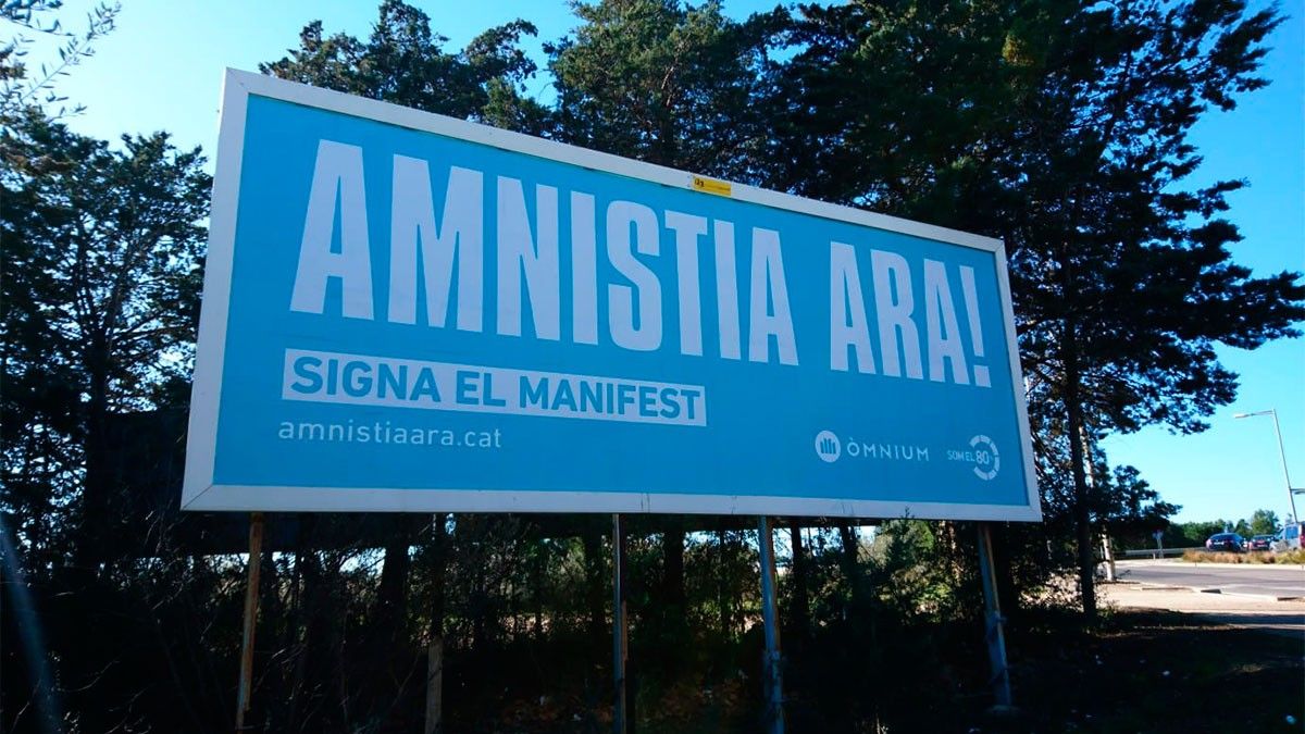 Un cartell de la campanya «Amnistia Ara!» d'Òmnium