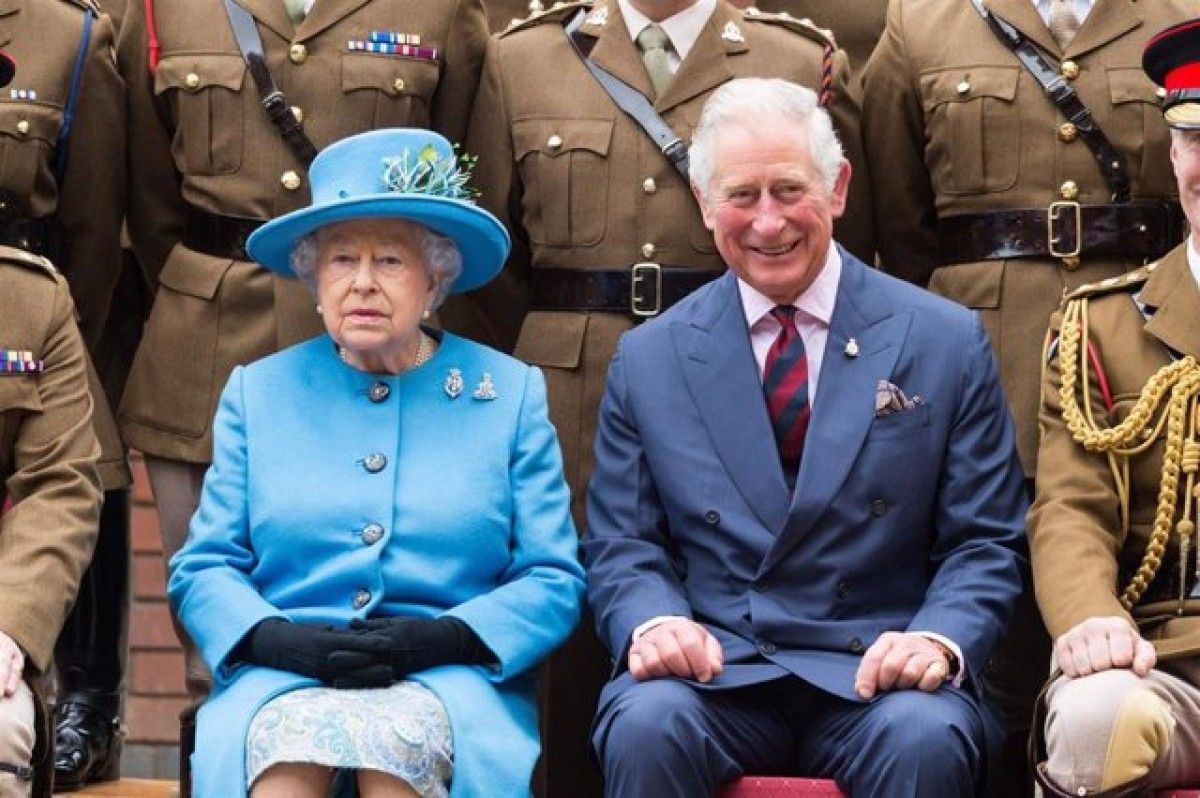 La reina Elisabet II amb el seu fill, Carles III