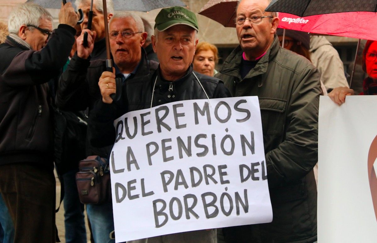 Un home, en una manifestació per exigir la pujada de les pensions.