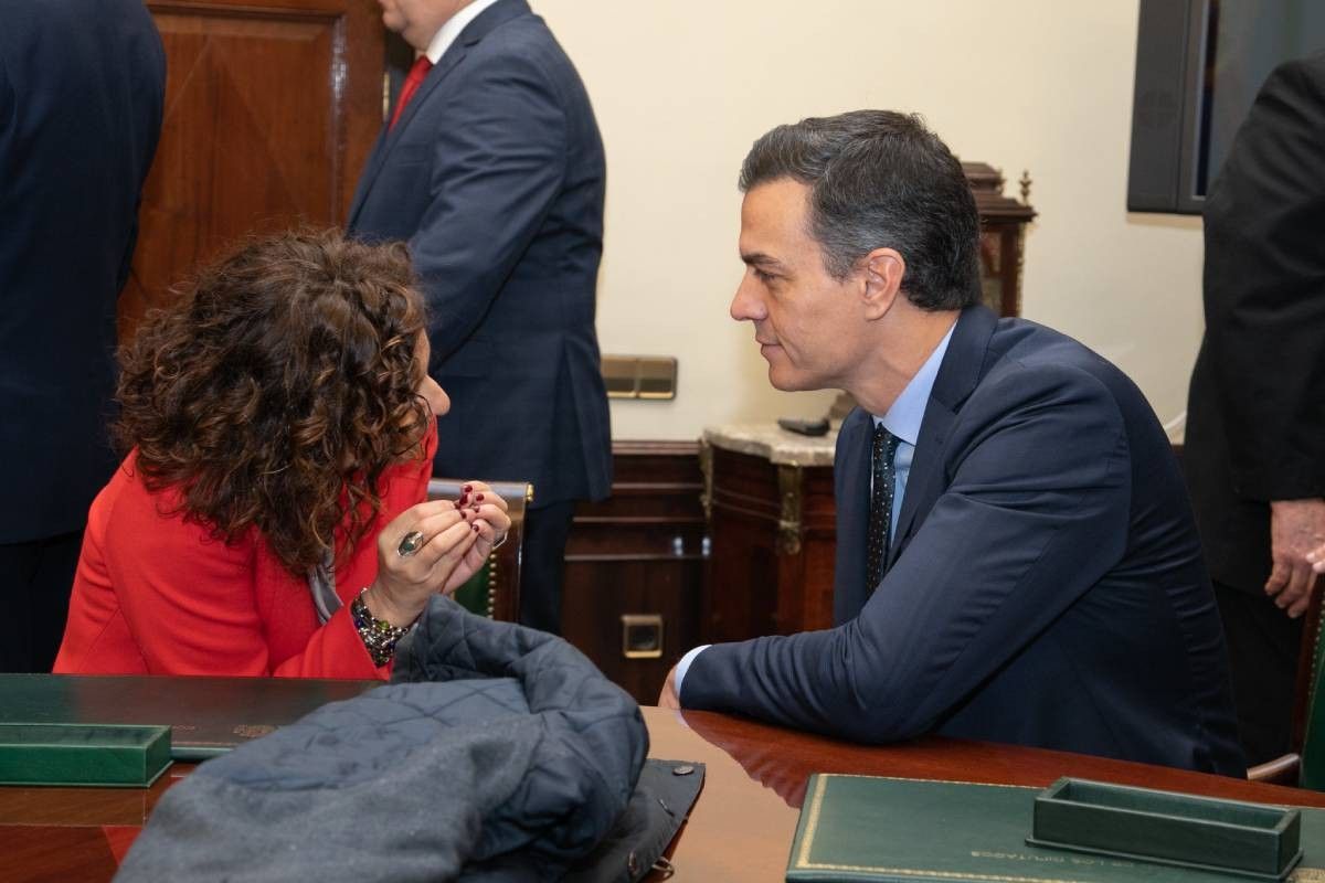 Pedro Sánchez, conversant amb la ministra d'Hisenda, María Jesús Montero.