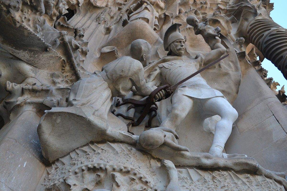 Estàtua de la façana del naixement de la Sagrada Família que al·ludeix a la matança dels Sants Innocents.