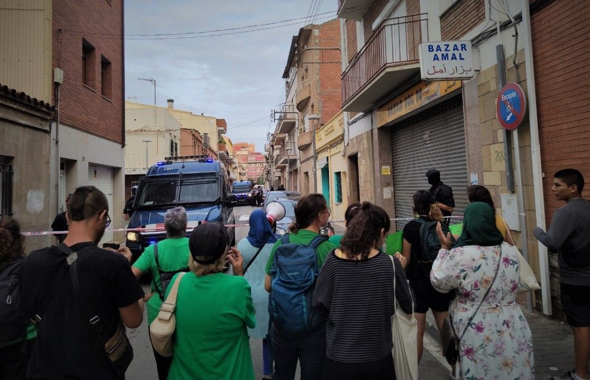 Cordó policial, amb activistes al voltant, davant el desnonament d'aquest matí a Canovelles