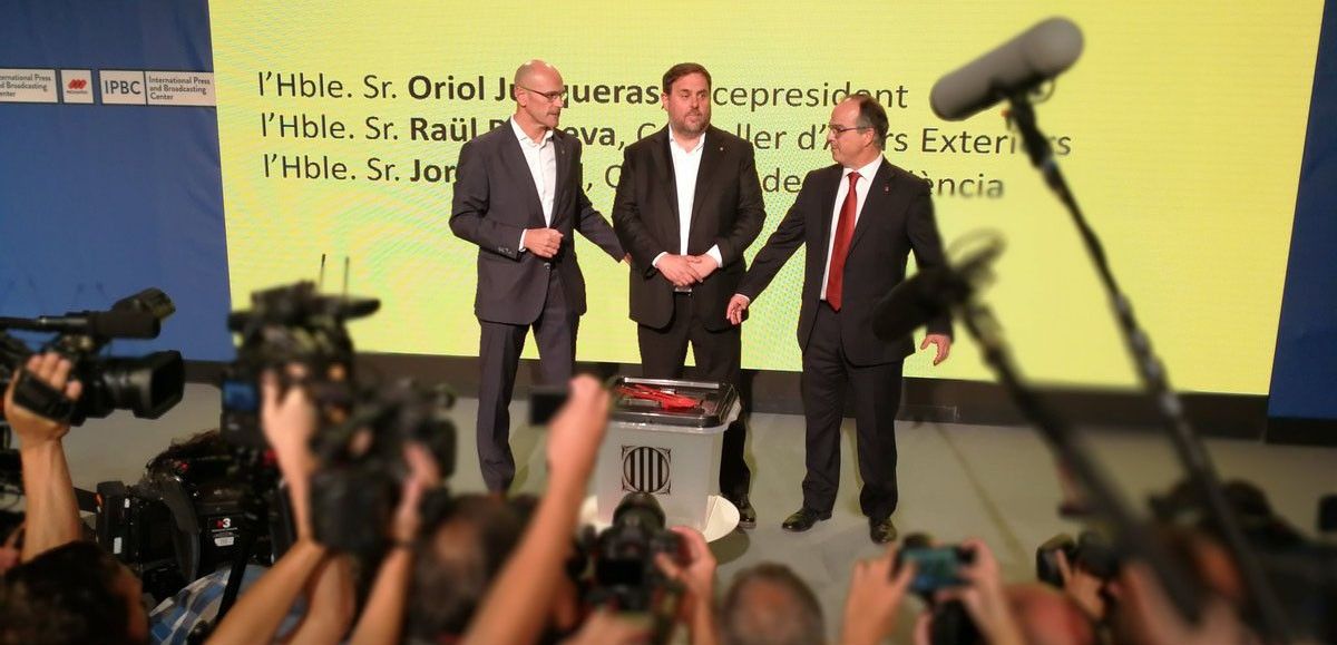 Raül Romeva, Oriol Junqueras i Jordi Turull en la presentació de l'urna del referèndum.