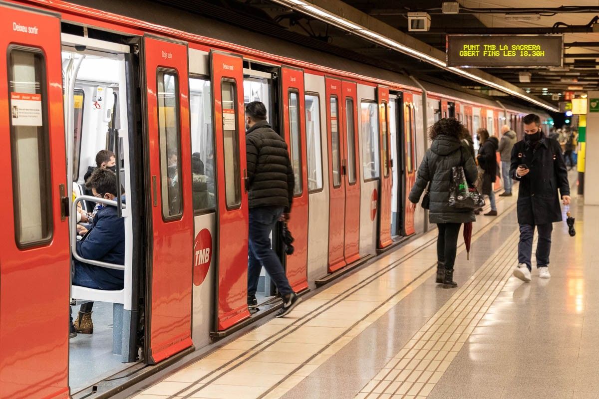 Imatge d'arxiu de passatgers en una estació de metro de Barcelona